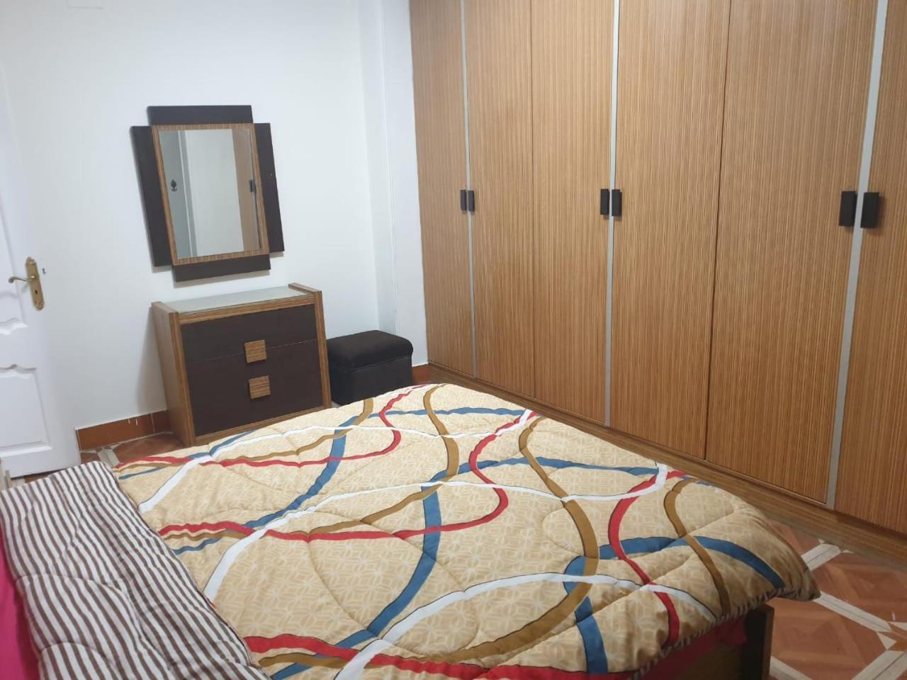 Apartment مفروش للإيجار اليومى للعائلات والشباب وخدمة حجز سيارات واستقبال و توديع المطار Cairo