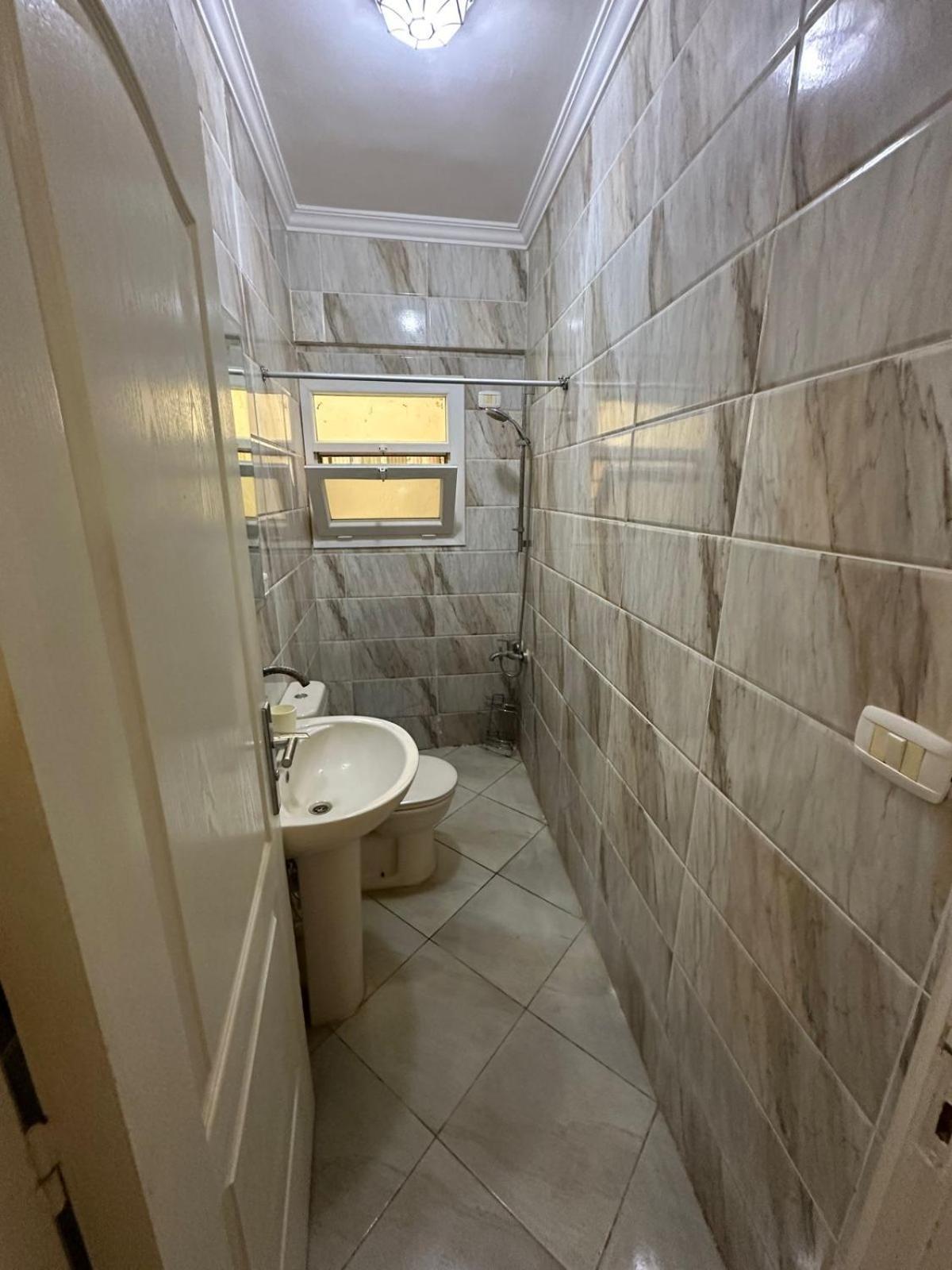 Apartment مفروش للإيجار اليومى للعائلات والشباب وخدمة حجز سيارات واستقبال و توديع المطار