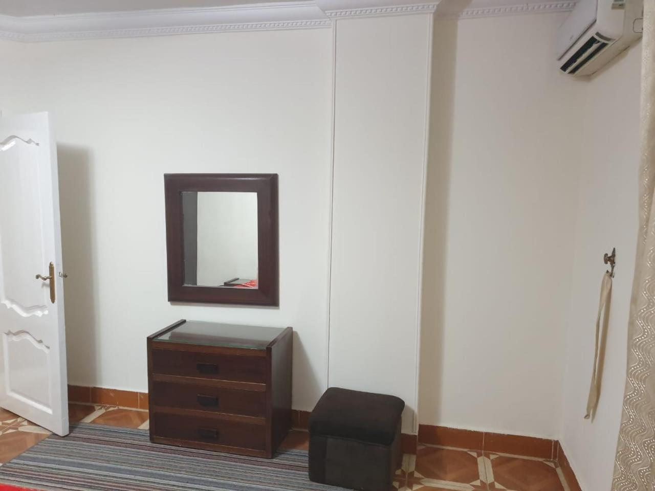 مفروش للإيجار اليومى للعائلات والشباب وخدمة حجز سيارات واستقبال و توديع المطار Apartment *