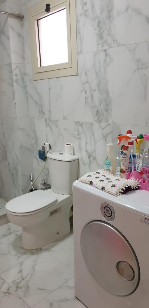 Apartment مفروش للإيجار اليومى للعائلات والشباب وخدمة حجز سيارات واستقبال و توديع المطار Cairo