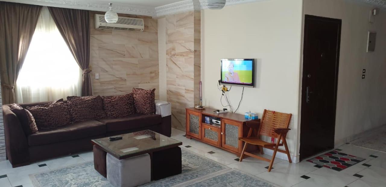 Apartment مفروش للإيجار اليومى للعائلات والشباب وخدمة حجز سيارات واستقبال و توديع المطار Cairo
