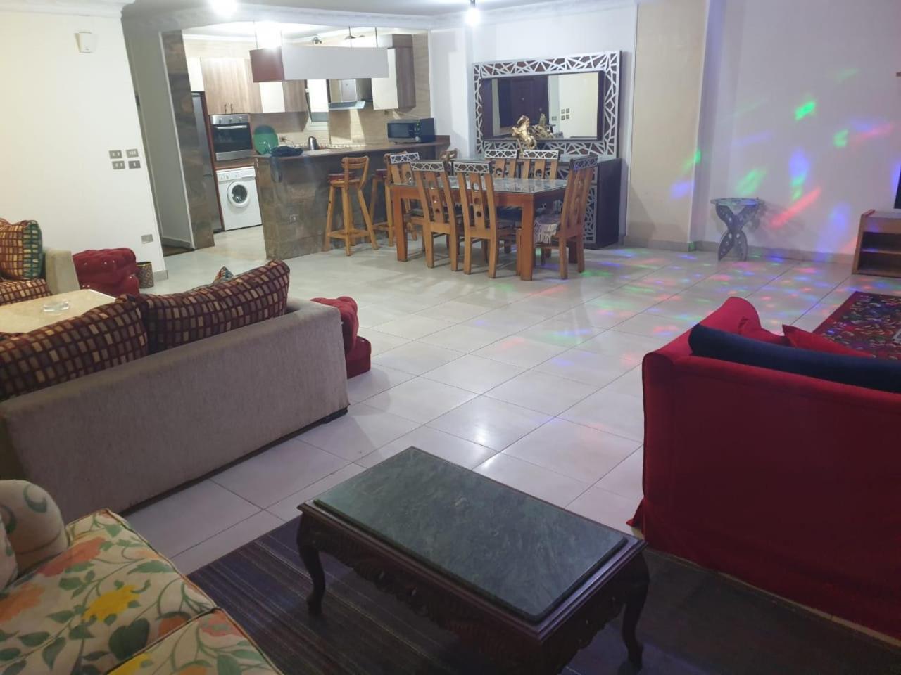 Apartment مفروش للإيجار اليومى للعائلات والشباب وخدمة حجز سيارات واستقبال و توديع المطار Cairo