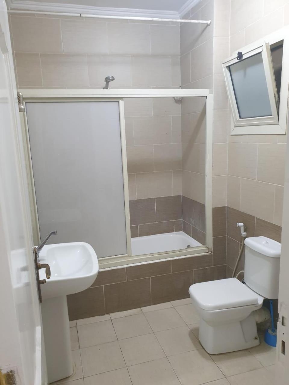 مفروش للإيجار اليومى للعائلات والشباب وخدمة حجز سيارات واستقبال و توديع المطار Apartment Cairo